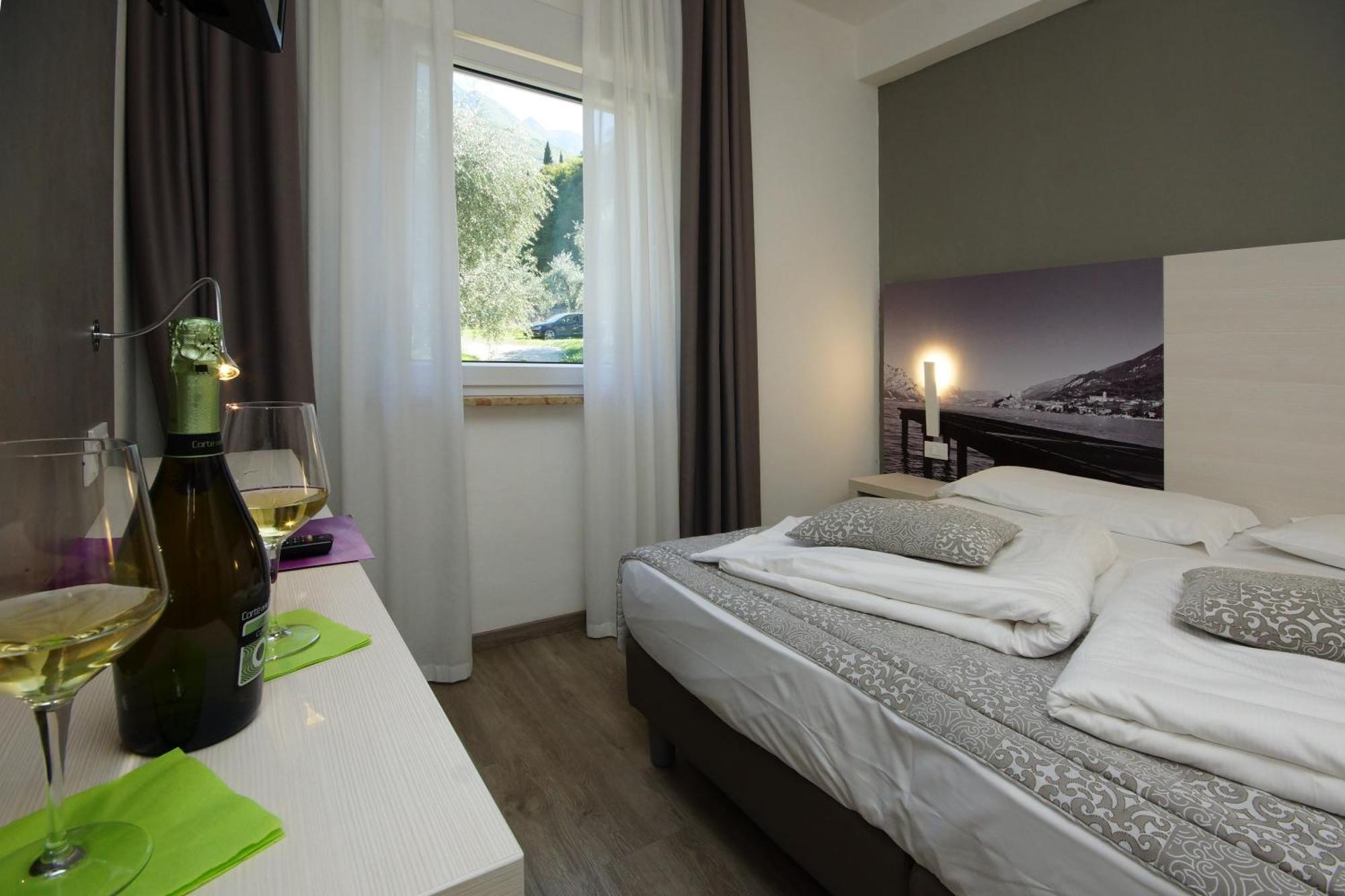 Hotel Casa Serena Мальчезине Экстерьер фото
