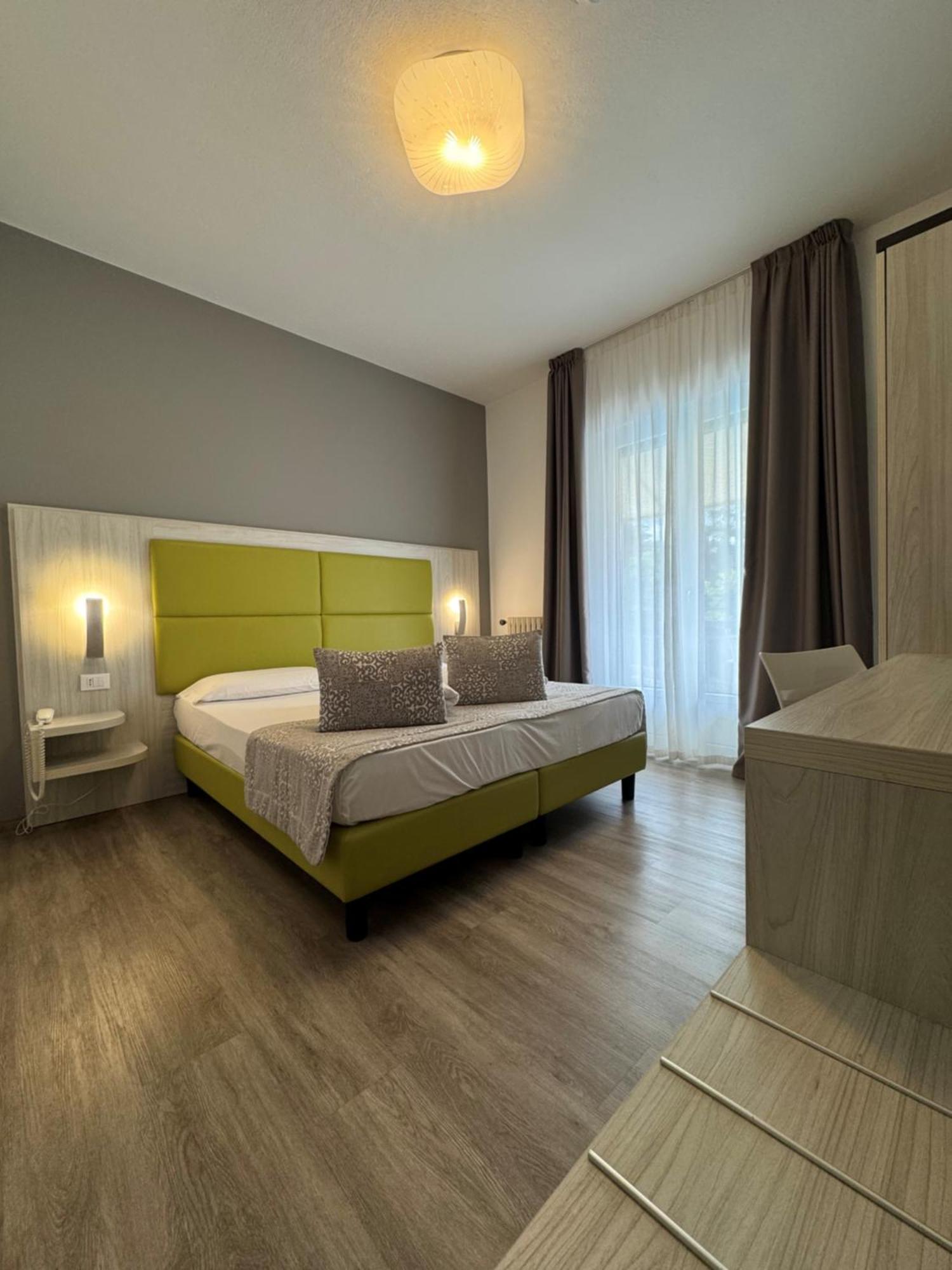 Hotel Casa Serena Мальчезине Экстерьер фото