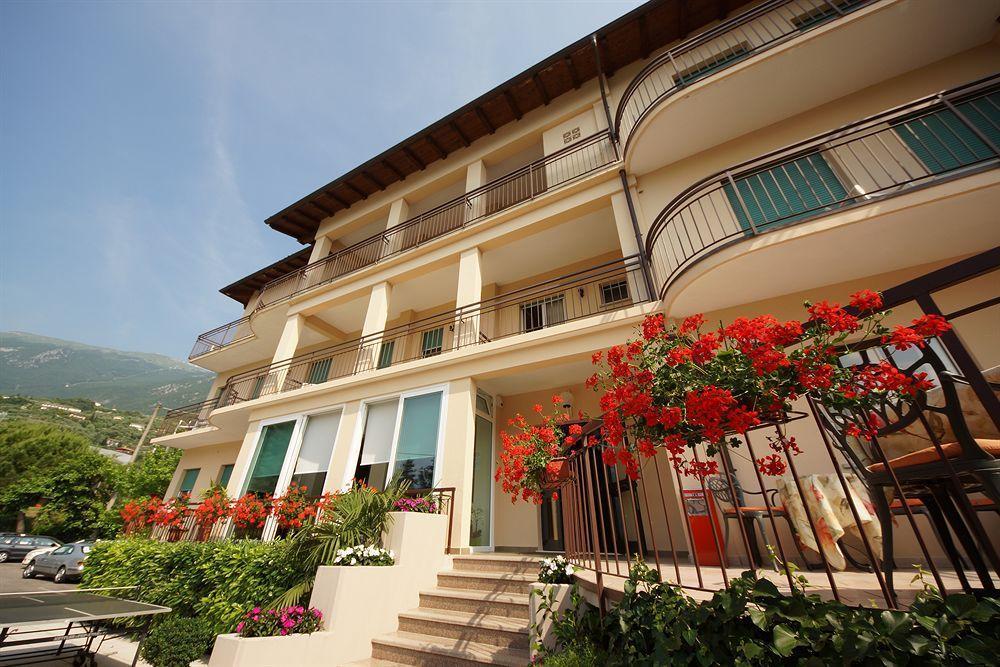 Hotel Casa Serena Мальчезине Экстерьер фото